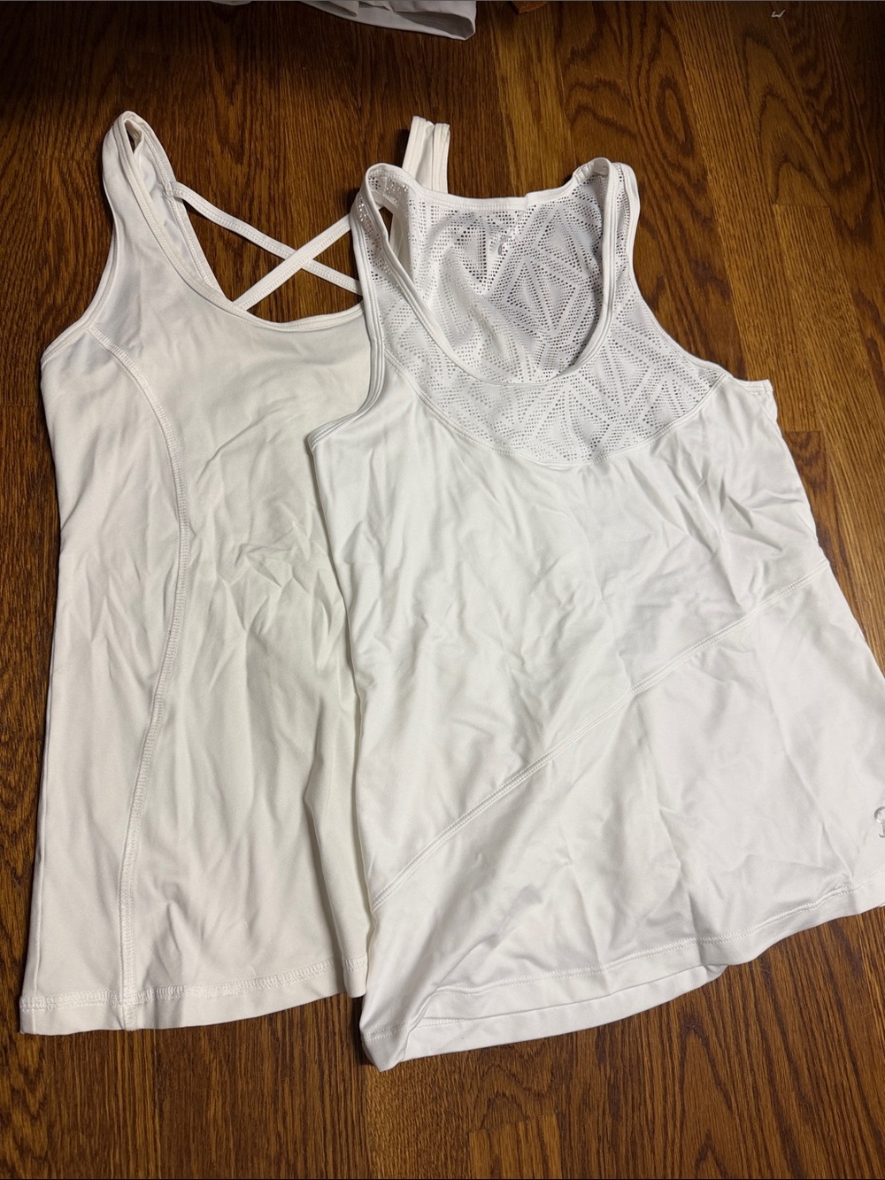 Set of two white Sofiabella tennis tanks